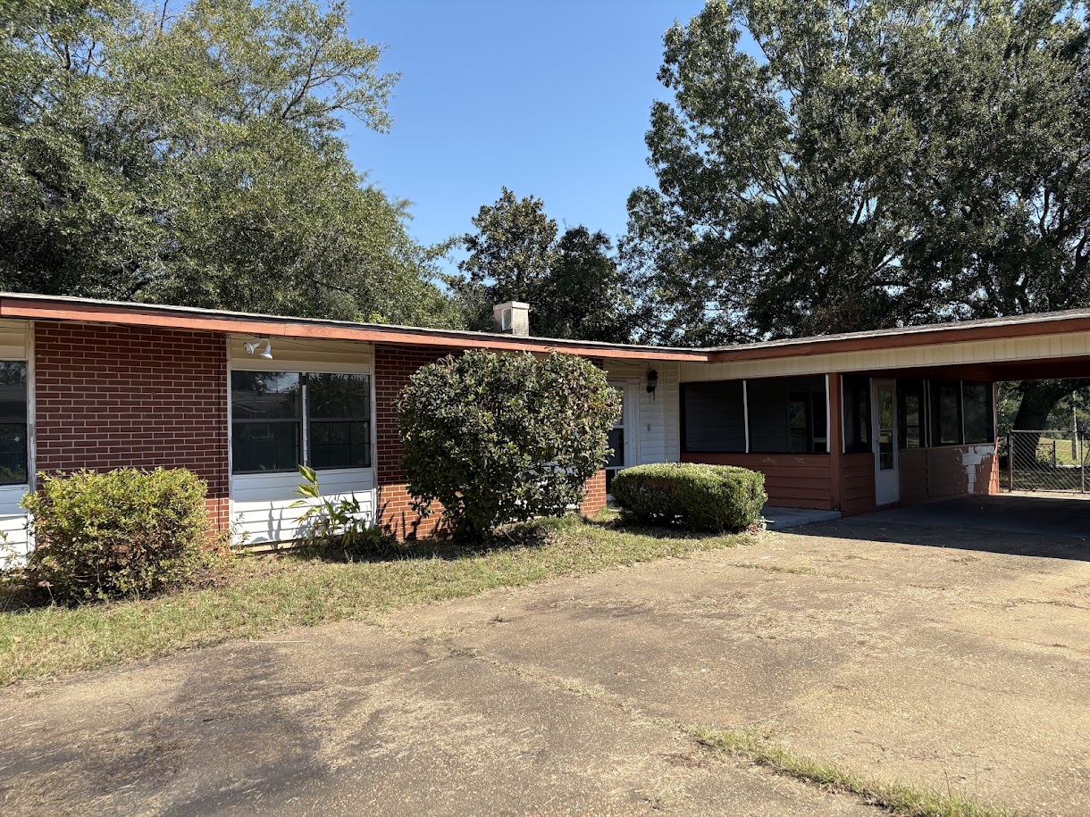 2004 North Riverview Circle